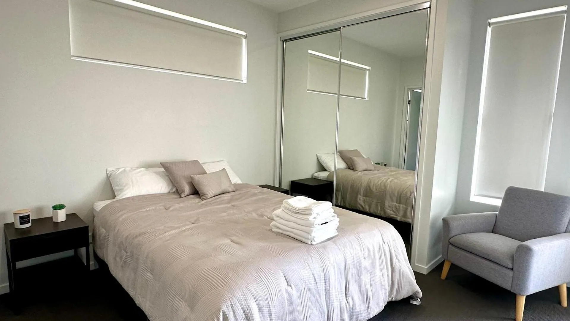Apartment 2 Bedroom Aparment With Views And Parking In Garden City Brisbane