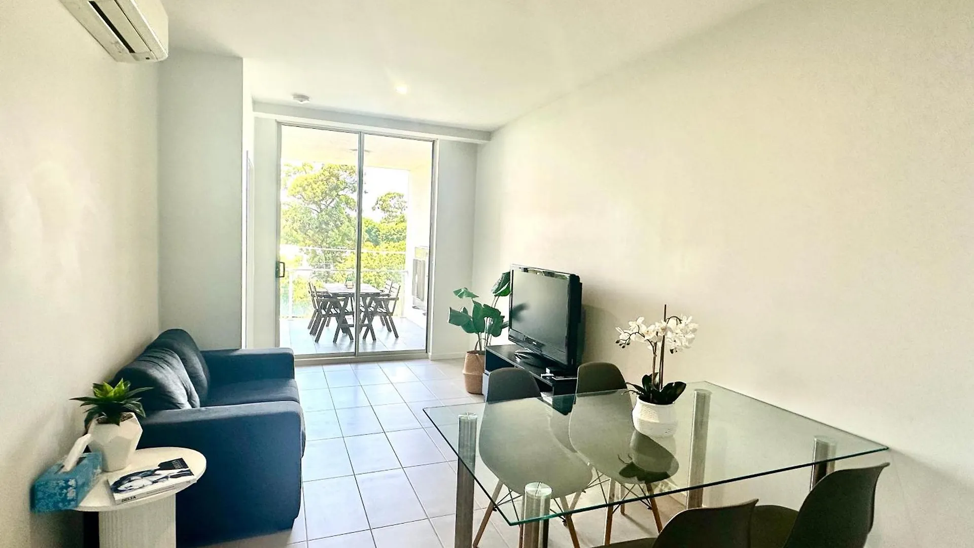 Apartment 2 Bedroom Aparment With Views And Parking In Garden City Brisbane Australia