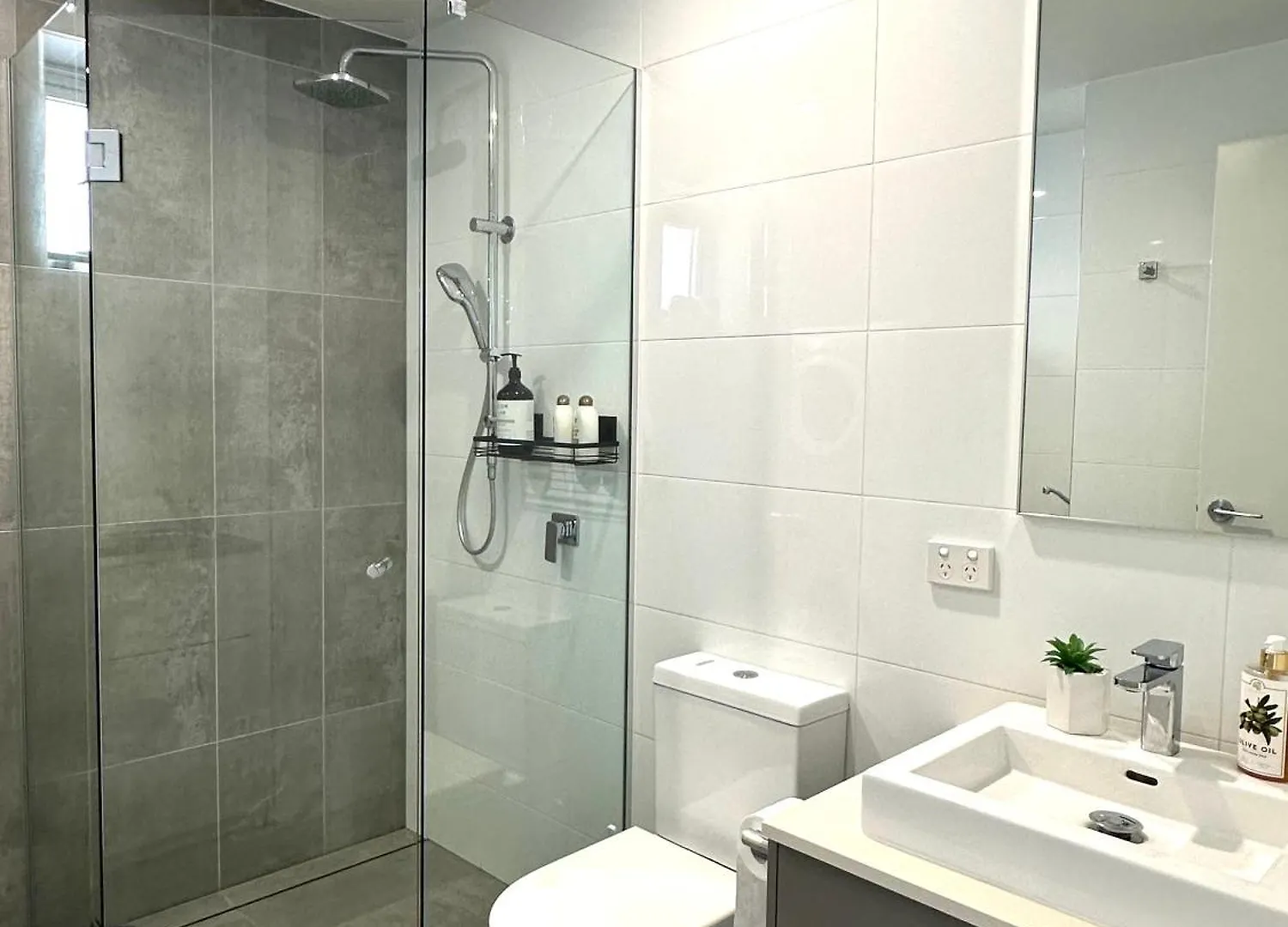 2 Bedroom Aparment With Views And Parking In Garden City بريزبين